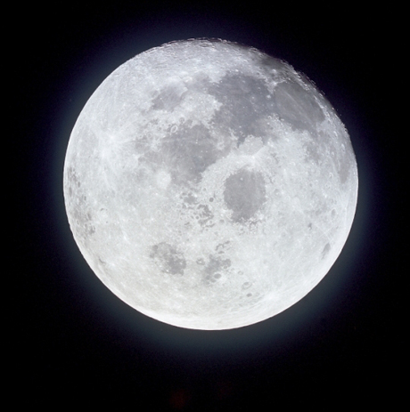 　米国時間7月20日、人類初の月面着陸から40周年を迎えた。ここでは、月面に着陸した「アポロ11号」の乗組員が見たもの、持ち帰ったもの、置いてきたものを写真で紹介する。

　1969年7月に「Apollo 11号」の宇宙飛行士たちが月に行った時、ある意味で、異国の土地を訪れた普通の観光客によく似た行動をとったといえる。景色に感嘆し、たくさんの写真を撮り、お土産を持ち帰ったのだから。
 
　この写真は、Apollo 11号の宇宙飛行士たち、Neil Armstrong氏（船長）、Buzz Aldrin氏（月着陸船操縦士）、およびMichael Collins氏（司令船操縦士）が米国時間7月21日に帰還の航行を始めた時に間近で撮影した満月の姿だ。