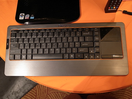 タッチパッド付きのキーボード。