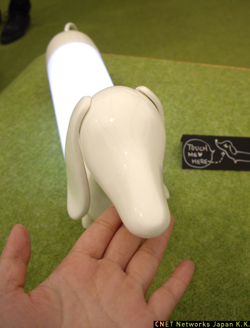 　ソウルデザイナーズパビリオンに出品されていた犬の形をしたライト「milki」はWncartの作品。のどの部分にタッチセンサがあり、触れると胴体が点灯する。