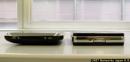 　iPhone（左）とPRADA Phone（右）の端末下部。iPhoneは内蔵スピーカーとマイク、30ピンDockコネクタを配置しているが、PRADA Phoneはマイクと電池蓋を開けるためのボタンのみだ。