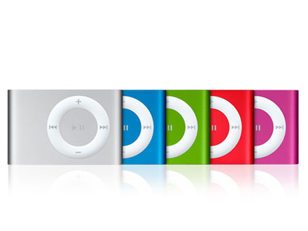 　「iPod shuffle」はカラーバリエーションというマイナーチェンジ。同機種の選択肢には5つの鮮やかな色が用意されている。シルバー、ブルー、グリーン、レッド、ピンクの5色。編集部のメンバーは前回モデルの色調が好きだと述べている（もっとも、メンバーは自分が所有しているshuffleの色が気に入ってるだけのことのようだが）。