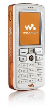 　2005年。Sony Ericssonの「W800」は、「WALKMAN」ブランドを冠した初の携帯電話で、間違いなく、Appleの「iPod」がミュージックプレーヤーとしてだけでいられる日々に限りがあることを告げたガジェットだった。

　W800のようなミュージックプレーヤーを搭載した携帯電話がAppleのiPodにもたらした脅威により、Steve Jobs氏は2005年、携帯電話との公然の浮気を思い付き、Motorolaとの本気ではないコラボレーション「ROKR」を発表した。最終的には、Sony Ericssonの音楽施策、そして、WALKMANを冠した携帯電話の成功により、Jobs氏は「iPhone」を発表することになるのだった。