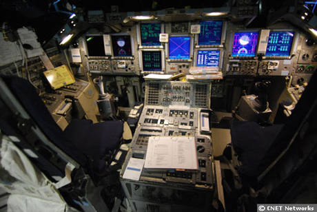 　NASAのジョンソン宇宙センターにある、スペースシャトルのトレーニング用のコックピット。実際のスペースシャトルのコックピットが忠実に再現されており、シャトルのクルーは皆、実際のシャトルのコックピットの配置を隅から隅まで知り尽くすため、何度もこのコックピットを使ってトレーニングを行っている。
