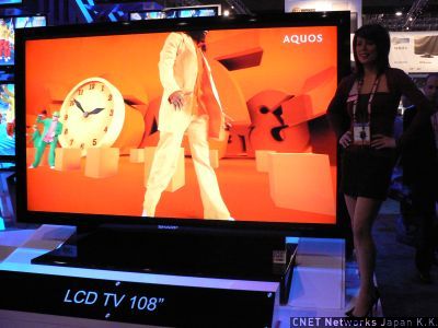 　また、シャープは液晶テレビの大きさを108インチにまで拡大。年内の発売を目指している。