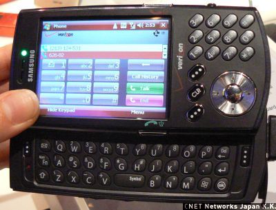 　サムスン電子のフルキーボード端末「SCH-i760」。キーボードはスライド式で収納可能。Windows Mobile 6 Professionalを搭載し、802.11 b／gに対応する。