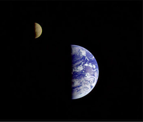 　初めて同じ写真におさめられた月と地球。Voyager 1号が木星に向かう途中で1977年9月18日に撮影した。