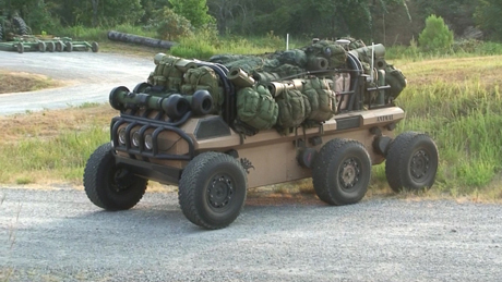 　この6輪無人車両の側面には「ANIMAL」と描かれている。また、左前のタイヤの裏には、ヤモリのようなものが写っている。しかし、この野獣の正しい属名は、Multifunctional Utility/Logistics and Equipmentの略語、MULEである。もっと正確に言えば、「XM1217 MULE-T」だ。Tは「輸送」（transport）を表している。MULE-Tは、下車歩兵や、空爆作戦に従事する歩兵のために最大2400ポンド（約1.1t）の物資を運ぶことができる。