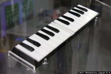 　小さいながら2オクターブの鍵盤を持つ「Key to touch」。鍵盤には、小さなストロークを持たせ、複雑な音を表現できるようにした。形状は2つ折りとなる。