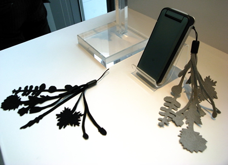 　草花の影をイメージした携帯電話用クリーナー「periperi」。これも寺山紀彦氏がデザインした。