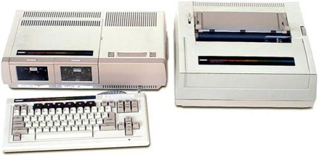 　Coleco Adam：そしてついに、「必要なハードウェアとソフトウェアがすべて組み込まれた、初となる完全なシングルパッケージのファミリーコンピュータ」が登場した。少なくとも、Colecoの見解ではそういうことになっている。

　1983年10月に発売された「Adam」には、2つのバージョンが用意された。非常に人気のあったゲームシステム「ColecoVision」のアドオンと、写真のようなスタンドアロンのホームコンピュータシステムである。

　600ドルのAdamには、高品質プリンタと高速内蔵記憶装置、および64KバイトのユーザーRAMが組み込まれており、お買い得なコンピュータだった。