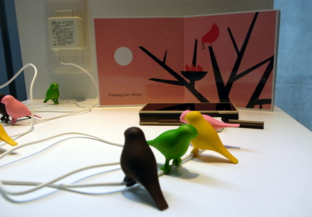 　同じく海山俊亮氏デザインの「REST」。ACアダプターのコードに鳥が羽を休めている様子を表現した。