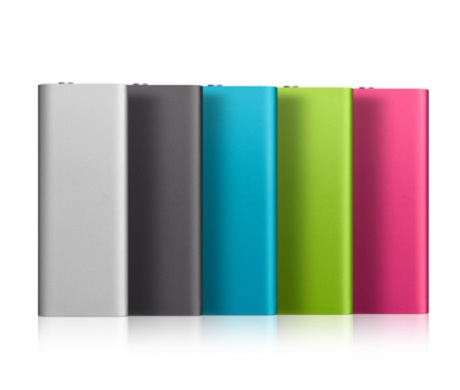 　Appleの新しい「iPod shuffle」は、同デバイスの第３世代機となる。従来機と同様のハードウェアと機能を備えているが、カラーオプションが増え、ブルー、ピンク、グリーンが加わった。
