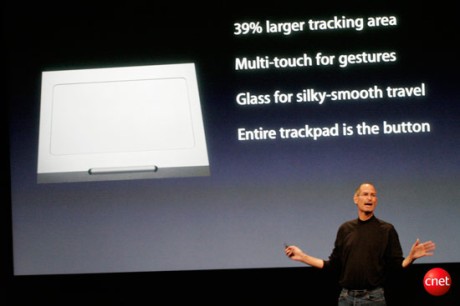 　新型MacBookのガラス製「マルチタッチ」トラックパッドを披露。同社は長年取り組んできたという。トラッキングエリアが39％拡大され、「iPhone」にように、複数の指でのジェスチャーに対応するという。1本指から4本指を使ったジェスチャーまでがサポートされる。