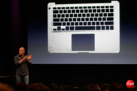 　Appleのデザイン担当シニアバイスプレジデントであるJonathan Iveによると、Appleはノートブックのデザインおよび製造において「ブレークスルー」を得たという。MacBookの筐体は全て、アルミニウムの塊から作り出されていて、より薄く、より耐久力があるという。