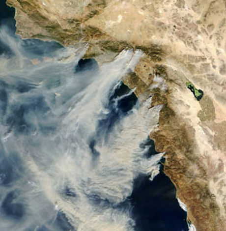 　2003年10月6日に米国の南カリフォルニアを襲った火災。