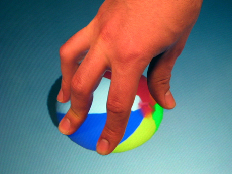 　また物理エンジンの導入により、ユーザーとサーフェスコンピュータ上のオブジェクトとの相互作用が可能になる。例えば、ユーザーは自分の手を使って画面上のボールを操ることができる。
