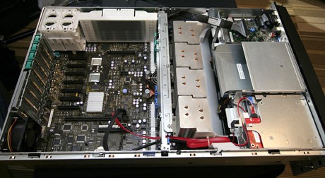 　4コアプロセッサTigertonを4基搭載したIntelの試作サーバ。チップは、サーバ右手にある4つのアルミニウムヒートシンクブロックの下に搭載されている。
