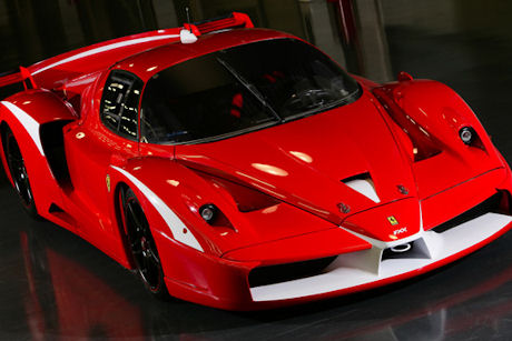 　Ferrariによると、FXX Evoluzioneは、Ferrariのテストコースであるフィオラノサーキットで旧モデルより2秒早い、ラップタイム1分16秒を記録したという。新型のリアデフューザやリアフラップなどが同車両の空力性能を25％向上したという。