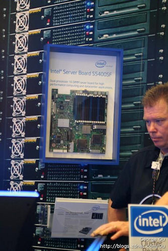 　Intelの5400シリーズのマザーボード。FBDIMMスロットを16基備えている。