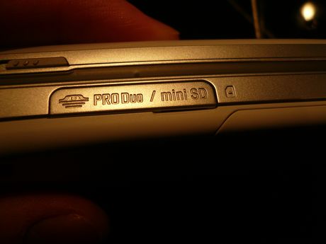 ついにソニーエリクソン製の携帯電話もMiniSDが搭載できるようになった。当機種はメモリースティックProDuoとMiniSDのマルチスロットを搭載しているので、当然メモリースティックProDuoを搭載することも可能である。