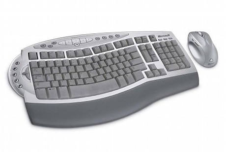 　Microsoftは米国時間5月30日、Mac用のワイヤレスキーボードとマウスを正式に公開した。この「Wireless Laser Desktop for Mac」は2006年夏に発売される予定。