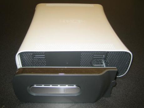 　最初のターゲットは、「Xbox 360」の外付けハードディスクユニットだ。20Gバイトのこのディスクは、今回用意したXbox 360には同梱されているが、「Xbox 360 Core System」の場合は別売品となる。