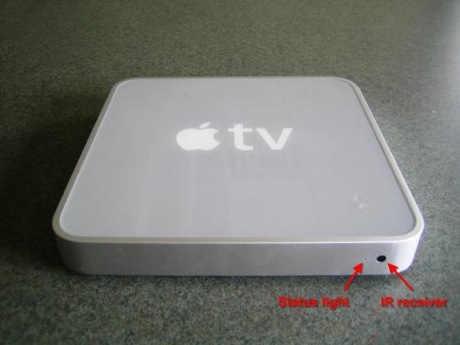 　Apple TVのフロントパネルで目につくのは、IR（赤外線）レシーバーとステータスランプだけだ。
