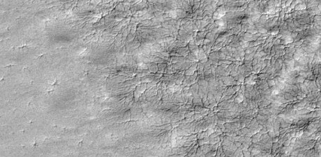 　火星の表面に見える線状模様。