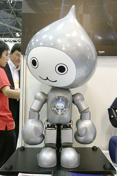 　ダイキン工業のキャラクター「ぴちょんくん」のロボット「ロボぴちょんくん」。開発企業であるヴイストンのコーナーで展示されていた。