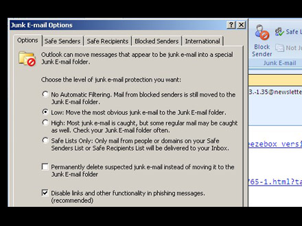 　新たに追加されたセキュリティ保護機能。ジャンクメールの指定などが素速くでき、また、正当な送信元を「Safe List」に追加することもできる。「Message」タブのなかにある「Junk E-mail」からはさらに多くのオプションを選べ、フィッシングの疑いのあるメッセージ内のリンクを無効にすることなども可能だ。