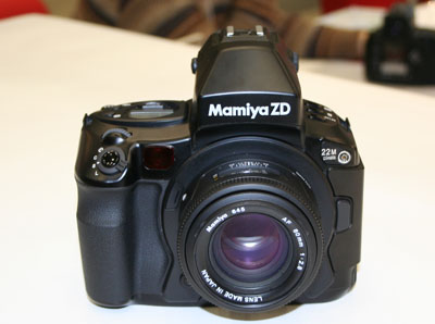 マミヤブースで展示されている中判デジタル一眼レフカメラ「moriyaZD」。2130万画素のデジカメをこの展示会で一般公開。セミナーも盛況だ。