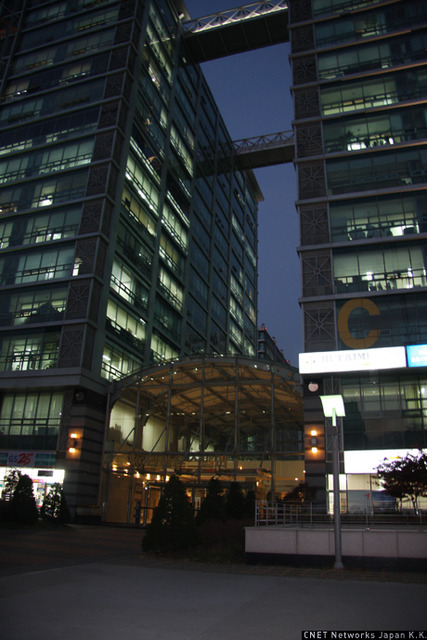 ネットショップ構築のASPとして知られるメイクショップの生みの親は、韓国のコリアセンター社だ。韓国ではNO.1のシェアを誇るコリアセンター社のECサービス「MakeShop」（関連記事）のオフィスは、ソウルの南西部の「ウリムラインオンズバレイ」という大規模ビルの中にある。ソウルデジタル産業団地として知られるIT企業約2000社がひしめくこのビルは、IT開発地区として国からの特別な援助のもと、IT企業に分譲されていたという。