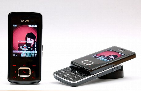 　チョコレートフォンが最初に登場したのは2005年。高級素材の希少なファッションに使用される「ブラックラベル」の概念を携帯電話にも適用したシリーズとして、韓国で発表された。LG電子の携帯電話が、技術中心からデザイン中心へと大きくシフトする転換点だった。初代チョコレートフォンは、他にはない洗練されたデザインが際立ち、たちまち人気機種となった。とくに韓国の携帯電話事業者KTFでは当初、チョコレートフォンによる1日の携帯電話契約数が1000件を超えるほどの人気ぶりだった。LG電子によるとこれは「KTFの全契約数の10％以上を占めるほど」だったという。