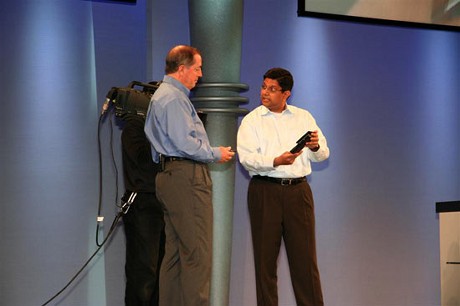 　Intelでウルトラモバイル部門ゼネラルマネージャーを務めるAnand Chandrasekher氏は、Intel製プロセッサを搭載したQuanta製ウルトラモバイルPC（UMPC）を披露した。