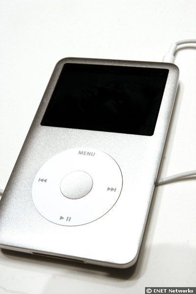 　今回新しく発表された「iPod cliassic」は、ビデオiPodとよく似ているが、フルメタルデザインが採用され、より薄型で大容量になっている。