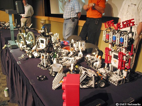 　テーブル一面に置かれた「Lego Mindstorms NXT」で作られたロボットたち。米国時間7月24日にMicrosoftの本社で開催された同製品紹介イベント「Big Robot on Campus」にて。