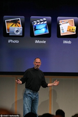 　Jobs氏はまた、同社の家庭用メディアソフトウェアスイート「iLife」の大規模なアップデートも発表した。新バージョンの「iLife '08」の価格は79ドルで、iLifeスイートを構成する5種類のアプリケーション、「iPhoto」、「iMovie」、「iWeb」、「iDVD」、そして「GarageBand」がすべて新バージョンとなっている。