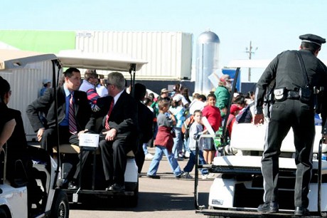 　ニューメキシコ知事Bill Richardson氏は講演後、カートに乗って会場を巡っていた。