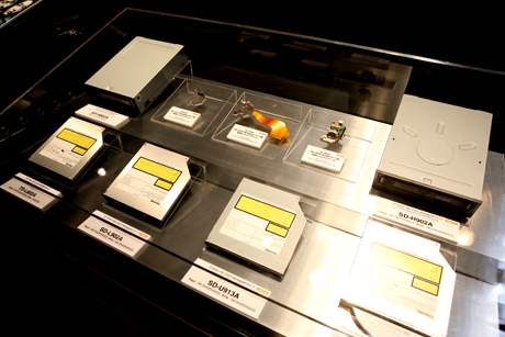 ズラリと並べられた東芝のHD DVDドライブ。41.5mmから9.5mmまでさまざまな厚さのモデルがサンプル展示されている。