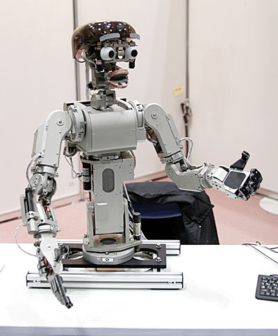 　国際バイタルディバイスの上半身形ロボット「インファノイド」は眼球をすばやく動かして、動くものを目で追いかける。人工知能研究のプラットフォームとして提供していく。