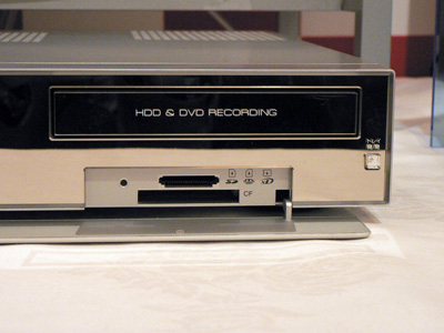 　PC-TX100K正面右側にはメモリーカードスロットがある。