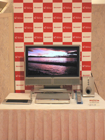 　シャープは10月21日、亀山工場製のハイビジョン液晶パネルとデジタルチューナーを搭載した、AVセンターパソコン「Mebius」2機種を発表した。その様子をフォトレポートでお伝えする。写真は、「PC-TX100K（本体）/PC-32MD3（モニター）」と付属のサブウーファー。