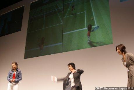 ゲストとして、プロテニスプレーヤーの杉山愛さんが登場。Wii本体と同時発売となる「Wii Sports」のテニスで、宮本氏と熱い対戦……の前に、宮本氏がお手本を見せる。