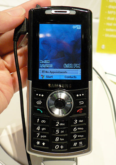 　Samsung製の3GバイトHDD搭載端末「3GH-i300」。GSM/GPRS対応で、OSにはWindows Mobileを採用した。
