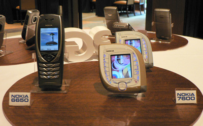 　2003年に発売されたノキア初のW-CDMA端末「Nokia 6650」（左）と、近未来的なデザインをした「Nokia 7600」（左）