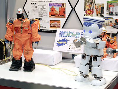 　チラシ配布ロボットの「Robotch II（ロボッチII）」。ビー・エル・オートテックが開発した。近づく人を検知して立ち上がり、歩み寄って挨拶をしながらチラシを渡す。2006年から神戸市が実証実験として複数台導入する予定だ。
