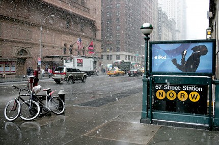 　モスクワの写真家Igor Vereschaginさんは、2006年3月にニューヨークを訪れた際、粉雪の中に立つこんな広告を見かけた。