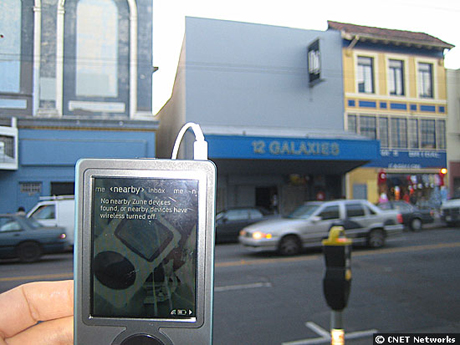 　MicrosoftはZuneについて、1人専用のiPodと違い、Wi-Fi機能を使えば楽曲を友達と交換できる、とこれまで述べてきた。この機能を検証するため、CNET News.comのIna Fried記者がZuneを片手にサンフランシスコの街を歩いてみた。写真は、ミッションディストリクトのバー「12 Galaxies」前。周囲にはZuneは検出されなかった。