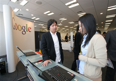 　グーグルはロゴと同じ色のカラーボールを置き、企業向け検索アプライアンス製品「Google 検索アプライアンス」をはじめとしたサービスを紹介していた。