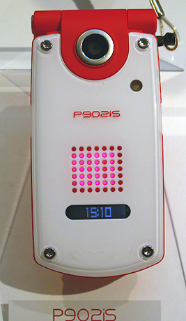 　P902iSは、楽曲を1曲まるごとiモードからダウンロードできる「着うたフル」にドコモ端末としては初めて対応した。音声で電話帳を呼び出せるボイスダイヤル機能、メール読み上げ機能や着信相手の音声通知機能などを搭載している。